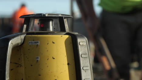 máquina de nivelación láser girando en el sitio de construcción, cerrar