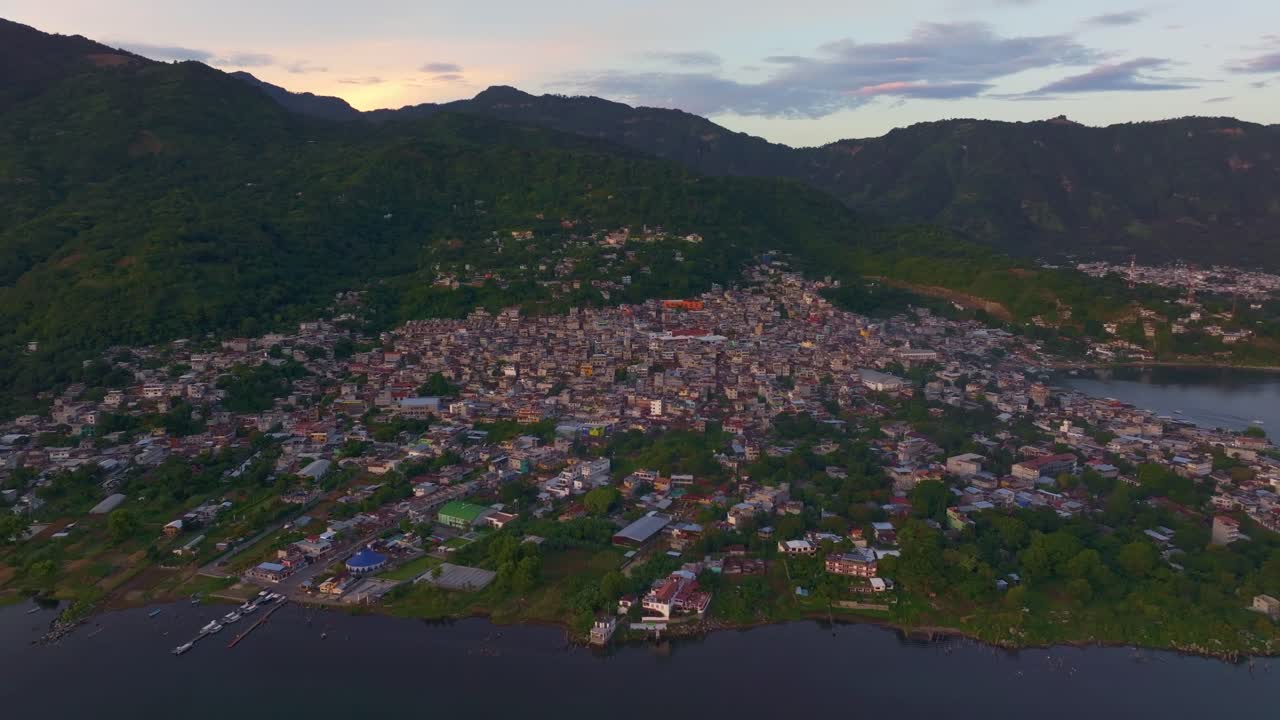 vista aérea de san pedro en el lago atitlan durante el amanecer, guatemala