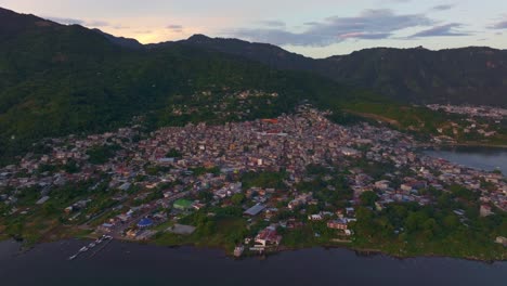 Luftaufnahme-Von-San-Pedro-Am-Atitlan-See-Bei-Sonnenaufgang,-Guatemala