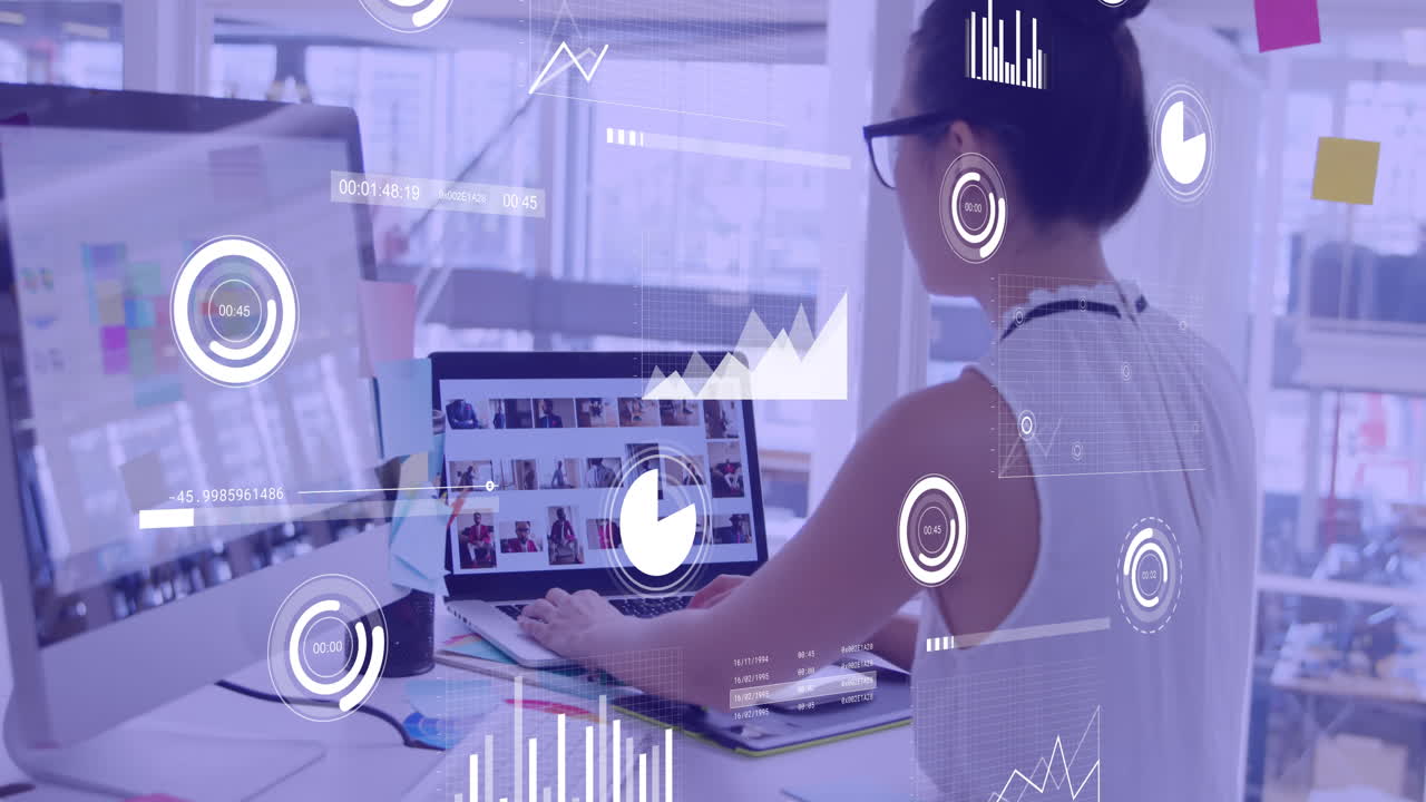 animación de estadísticas y datos sobre mujeres de negocios caucásicas que usan portátiles en la oficina