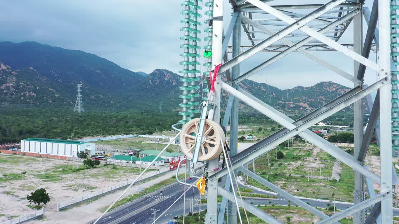 산업단지에 전기를 배포하기 위해 사전 제작 된 유리 단열기를 가진 고전압 전력 타워의 드론 영상 - 개발 및 도시화 개념