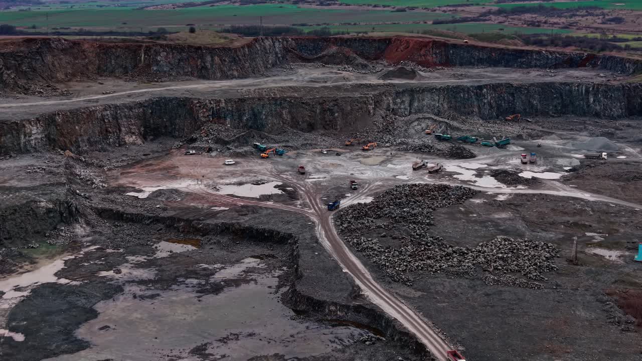 Granitbrud viser industriel aktivitet og maskiner i drift