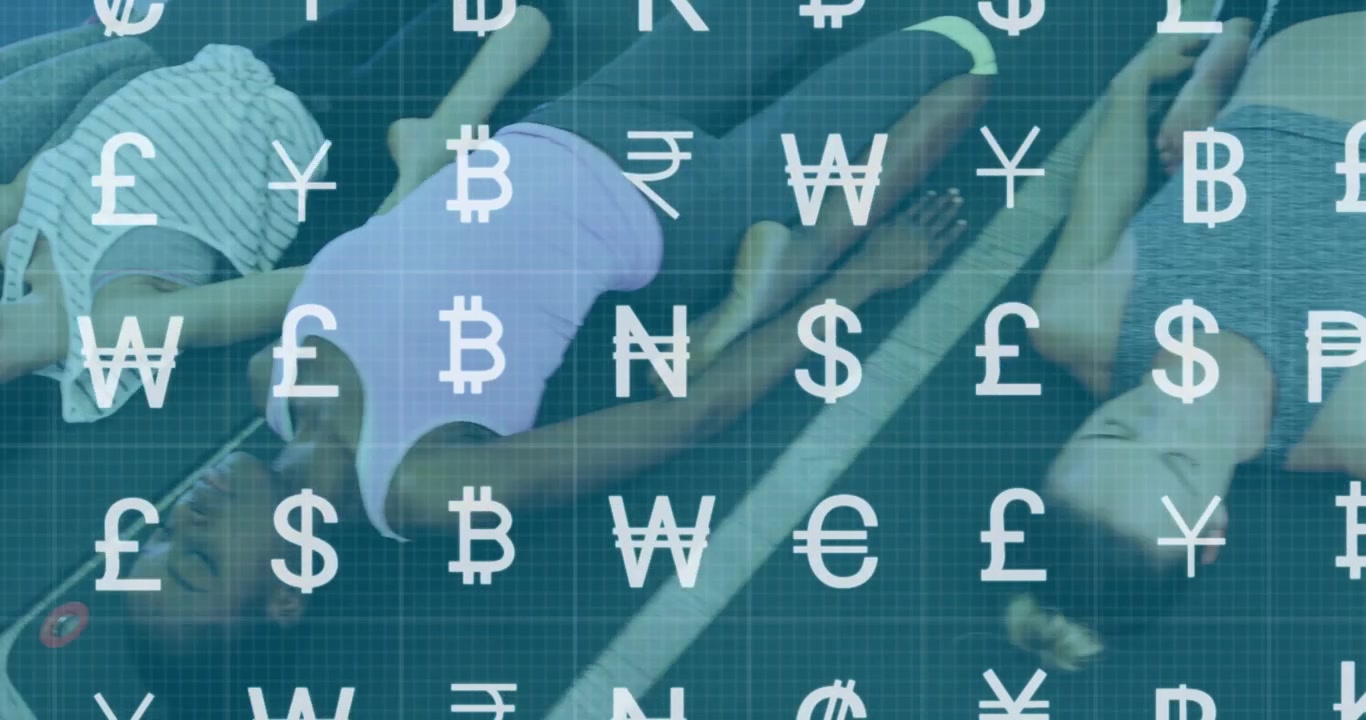 Animazione di elaborazione di dati finanziari su persone d'affari con banconote da un dollaro americano che ruotano.