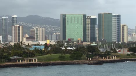 Downtown-Honolulu,-Oahu,-Hawaii,-wide-shot-of-the-city-view