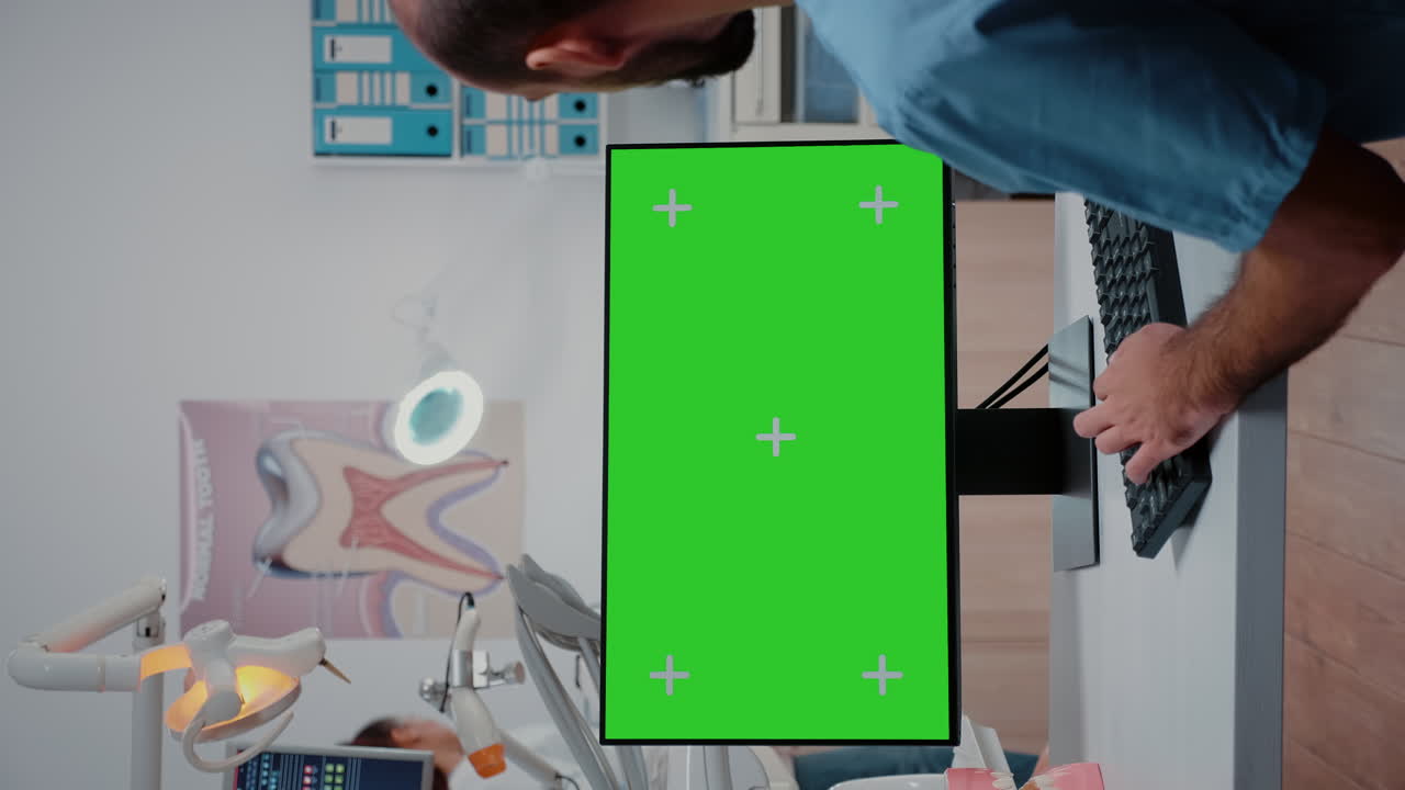 video vertical: hombre enfermera trabajando con teclado y monitor