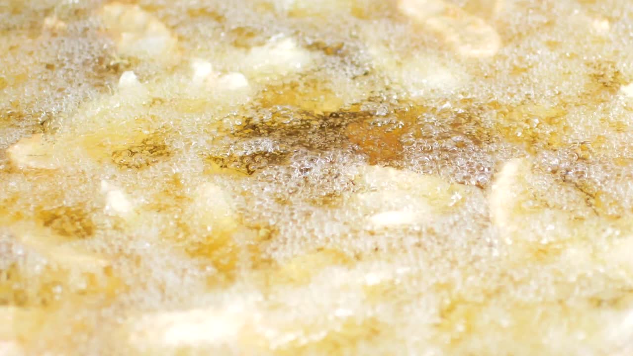 스낵을 위해 튀긴 신선한 바나나로 가득 찬 팬에 pov