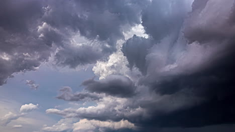 Zeitraffer-Sonnenstrahlen,-Skyline-Mit-Wolken,-Die-Sich-Schnell-Durch-Blaues,-Stürmisches,-Launisches-Wetter-Bewegen,-Ruhige-Aufnahme-Vom-Boden-Bis-Zum-Himmel