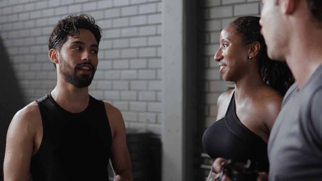 amigos de fitness discutiendo