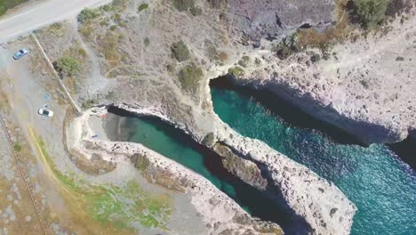 Strand-Und-Vulkanische-Felsformationen-Bei-Papafragas-An-Der-Nordküste,-Sarakiniko,-Milos,-Kykladen,-Ägäis,-Griechische-Inseln