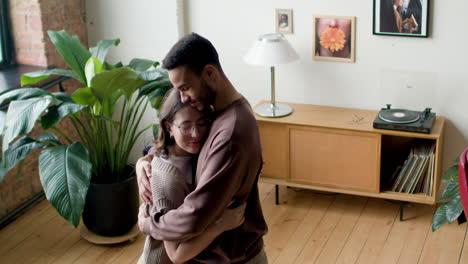 pareja abrazándose en casa