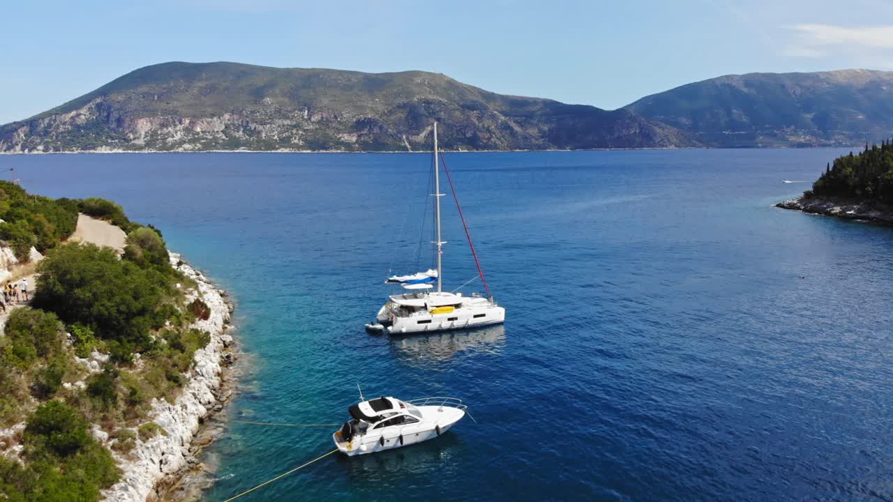 Barche di lusso a Foki Beach nell'isola ionica di Cefalonia, Grecia