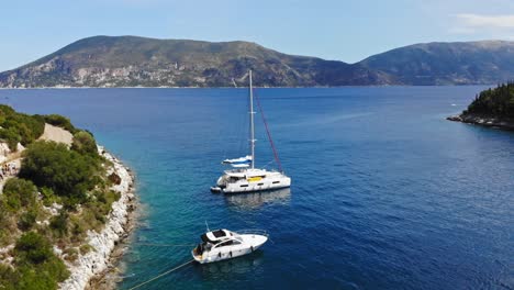barcos de lujo en la playa de foki en la isla jónica de cefalonia, grecia