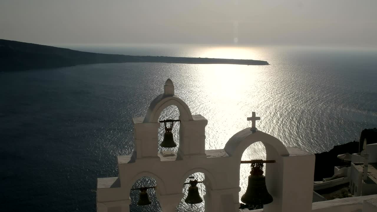 fotografía inclinada hacia abajo de cuatro campanas de la iglesia en oia, santorini