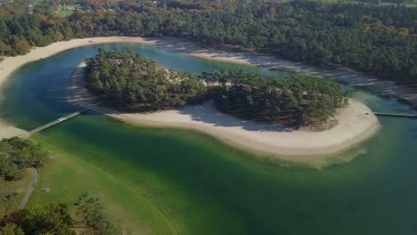 Vista-Aérea-De-Drones-De-La-Pequeña-Isla-En-Medio-Del-Lago-En-El-Paraíso-Tropical-Mirado-En-Los-Países-Bajos,-Europa