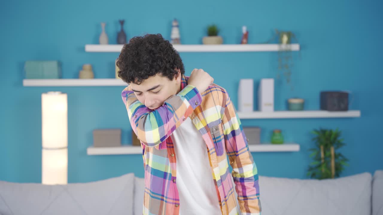 아픈 소년은 기침을 하고 숨이  ⁇ 고 있습니다.