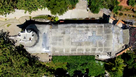 Hühnerkirche-Von-Magelang-Mit-Grünem-Wald-Rundherum,-Luftaufnahme-Von-Oben-Nach-Unten