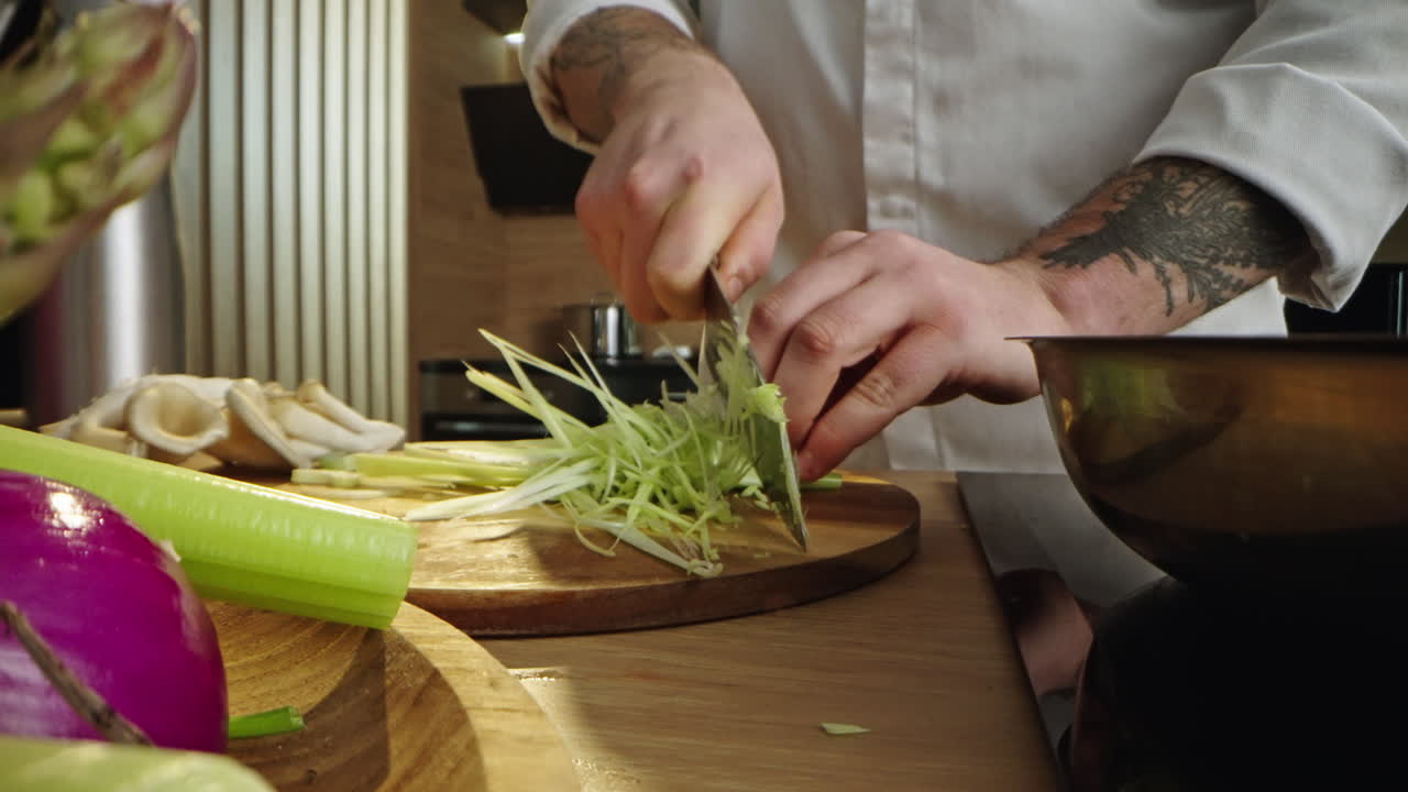 chef preparando verduras