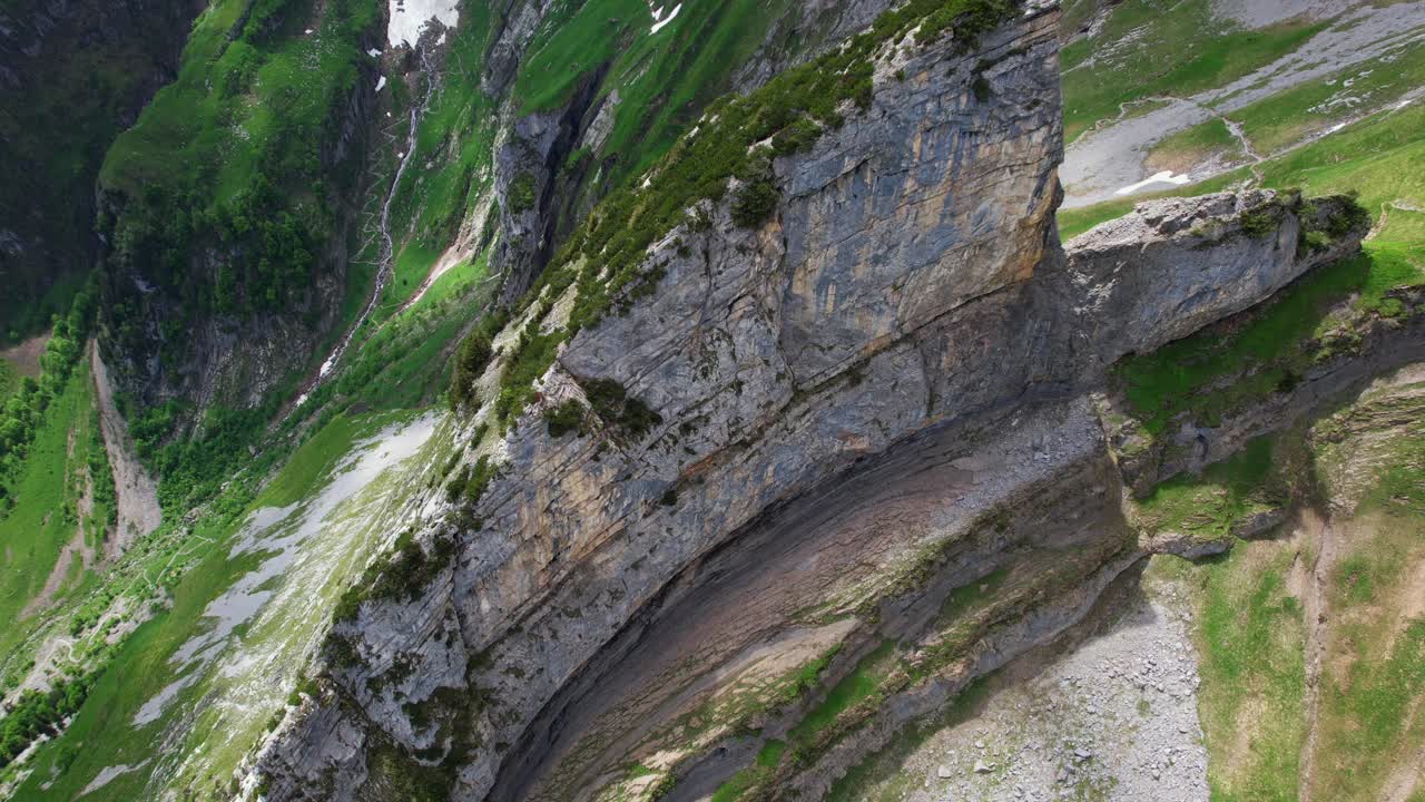 tomada aérea de un dron de 4k de una estructura rocosa masiva en la cresta de shäfler en la región de appenzell de suiza