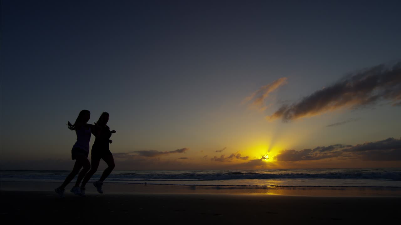 중국인과 미국인 여성들이 새벽에 운동을 하고 있습니다.