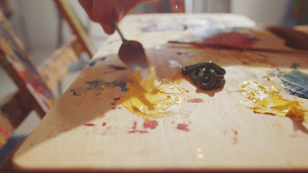 팔 ⁇  칼로 노란색 페인트를  ⁇ 는 것