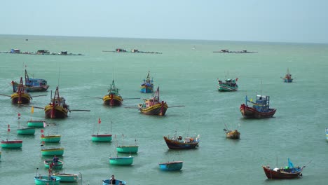 Mui-Ne,-Vietnam,-Ver-Barcos-De-Pesca-Tradicionales-Flotando-En-El-Mar-01