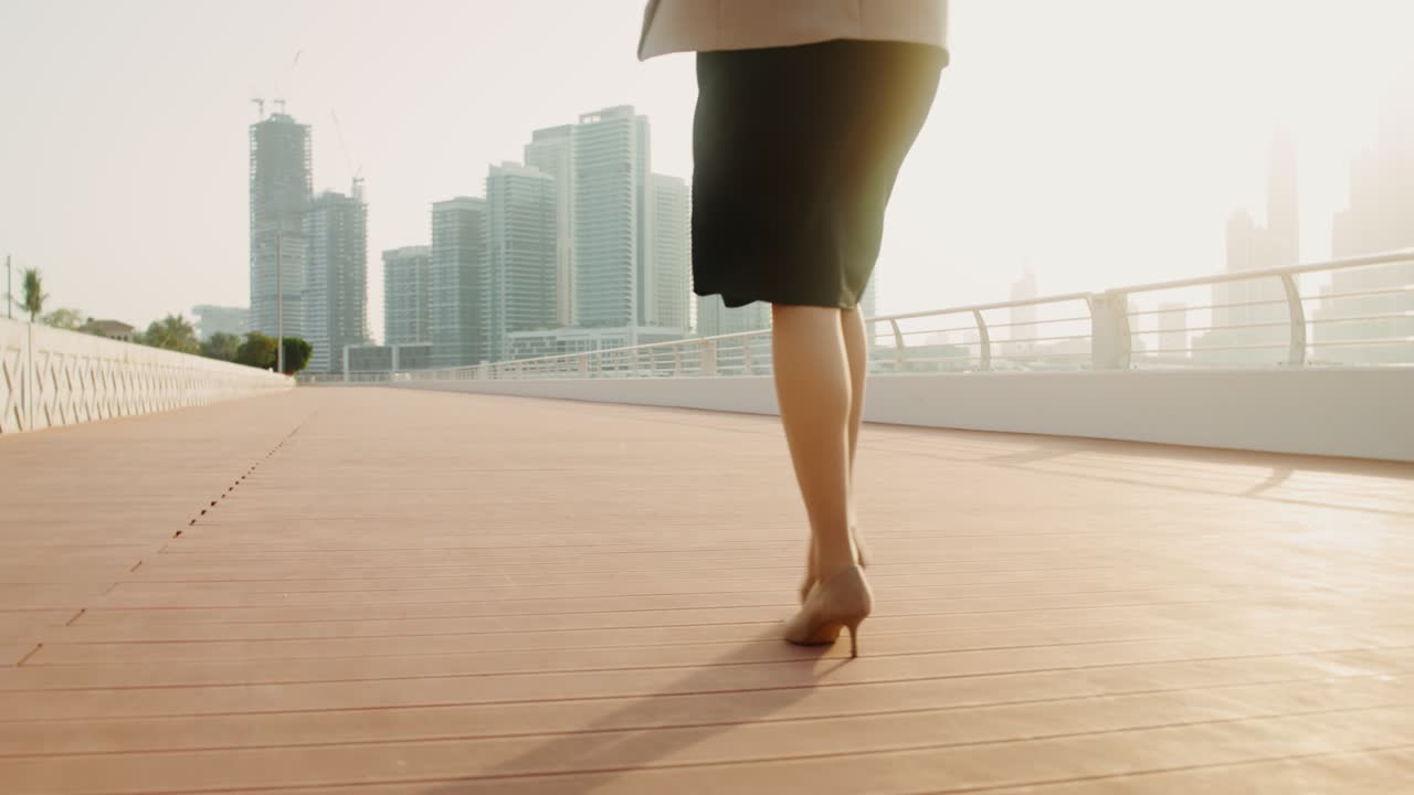 해가 뜨는 시내 다리 를 고 있는 사업가