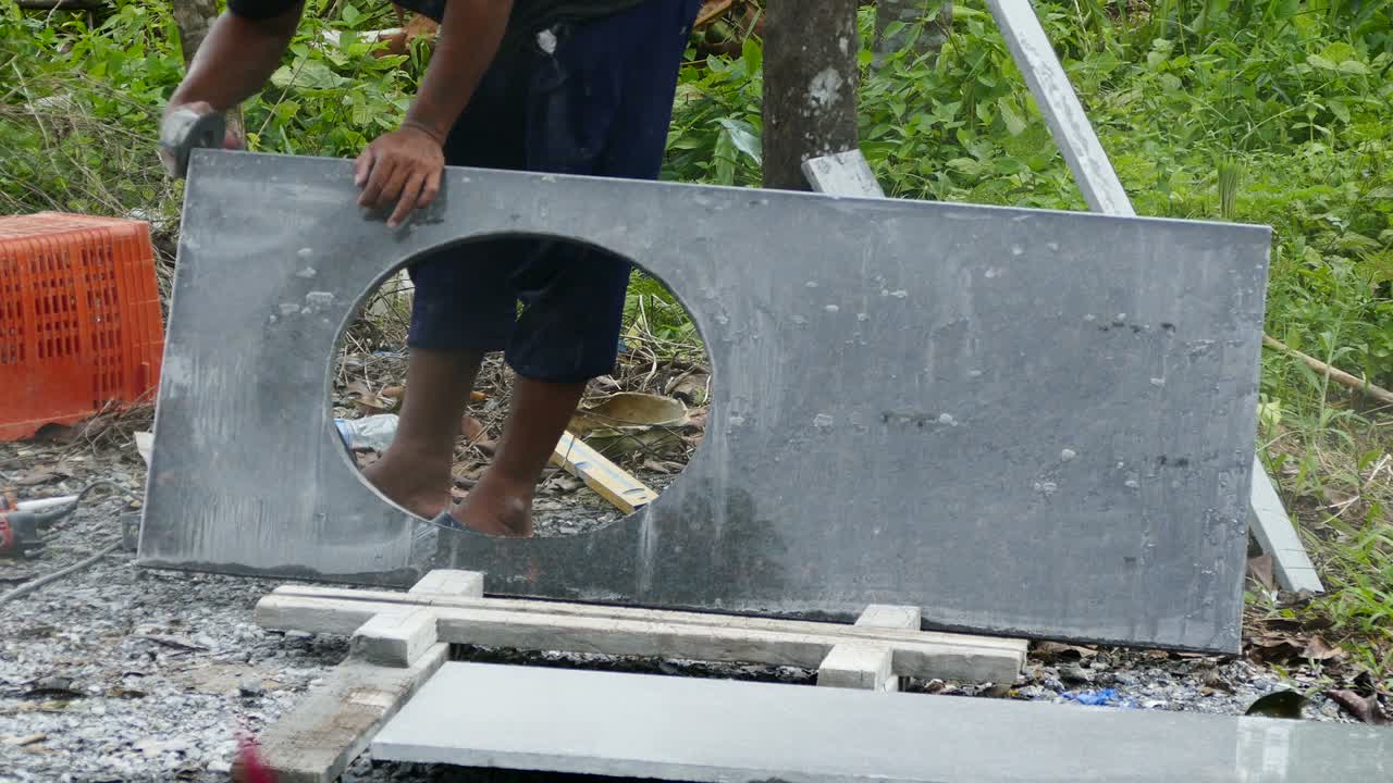 hombre cortando piedra de granito