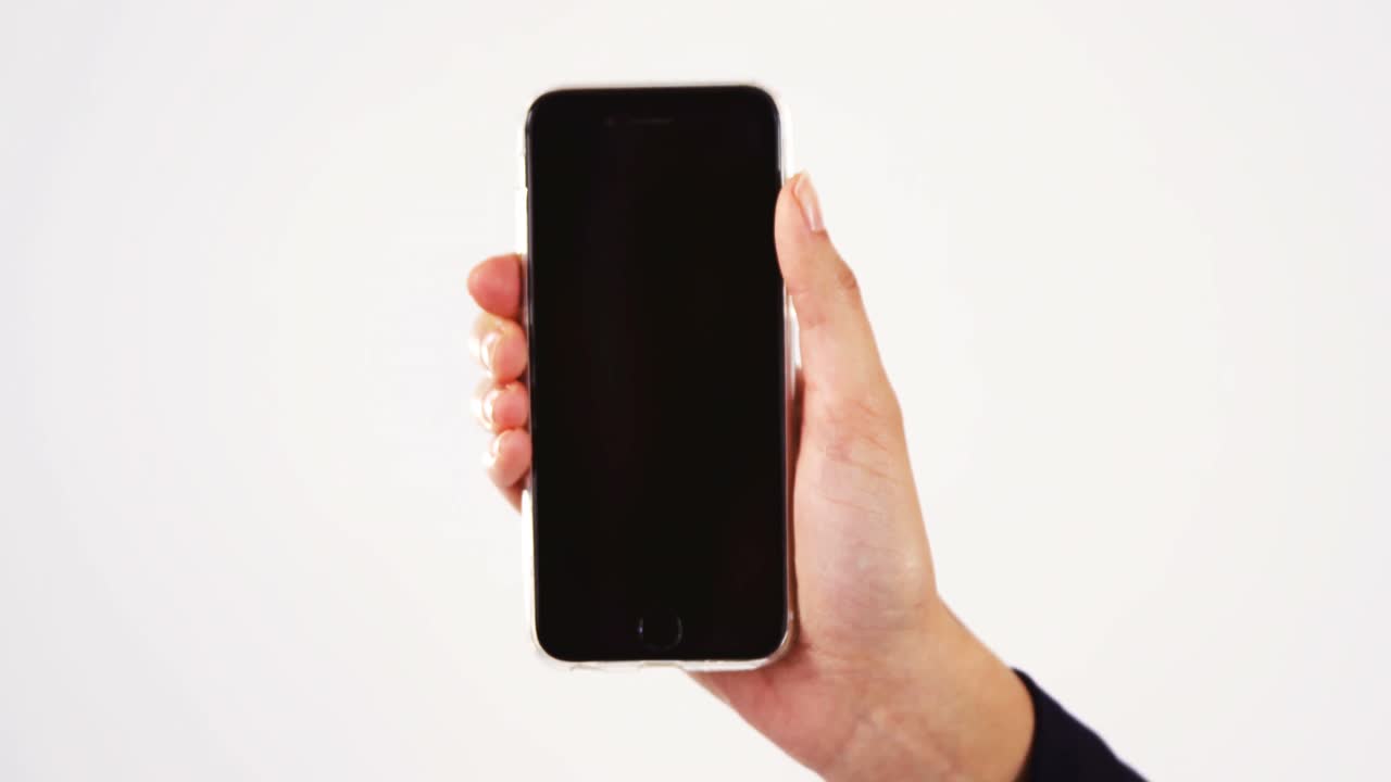 휴대전화를 들고 있는 여성의 손