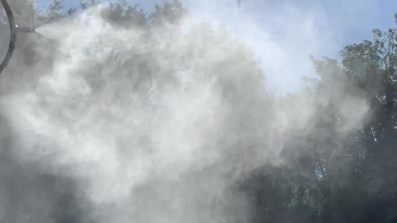 더운 여름날 시원함을 유지하는 실외 미스트 시스템