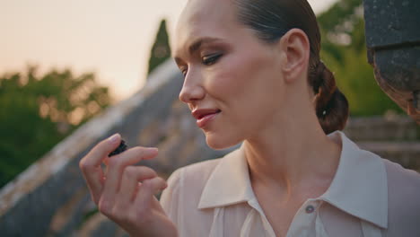 una chica sonriente mirando un closeup de blackberry. retrato de una mujer romántica sosteniendo una zarza