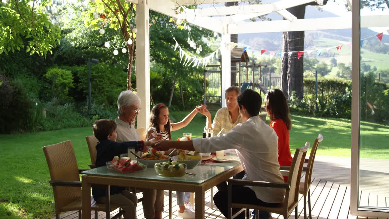 familia comiendo afuera juntos en verano