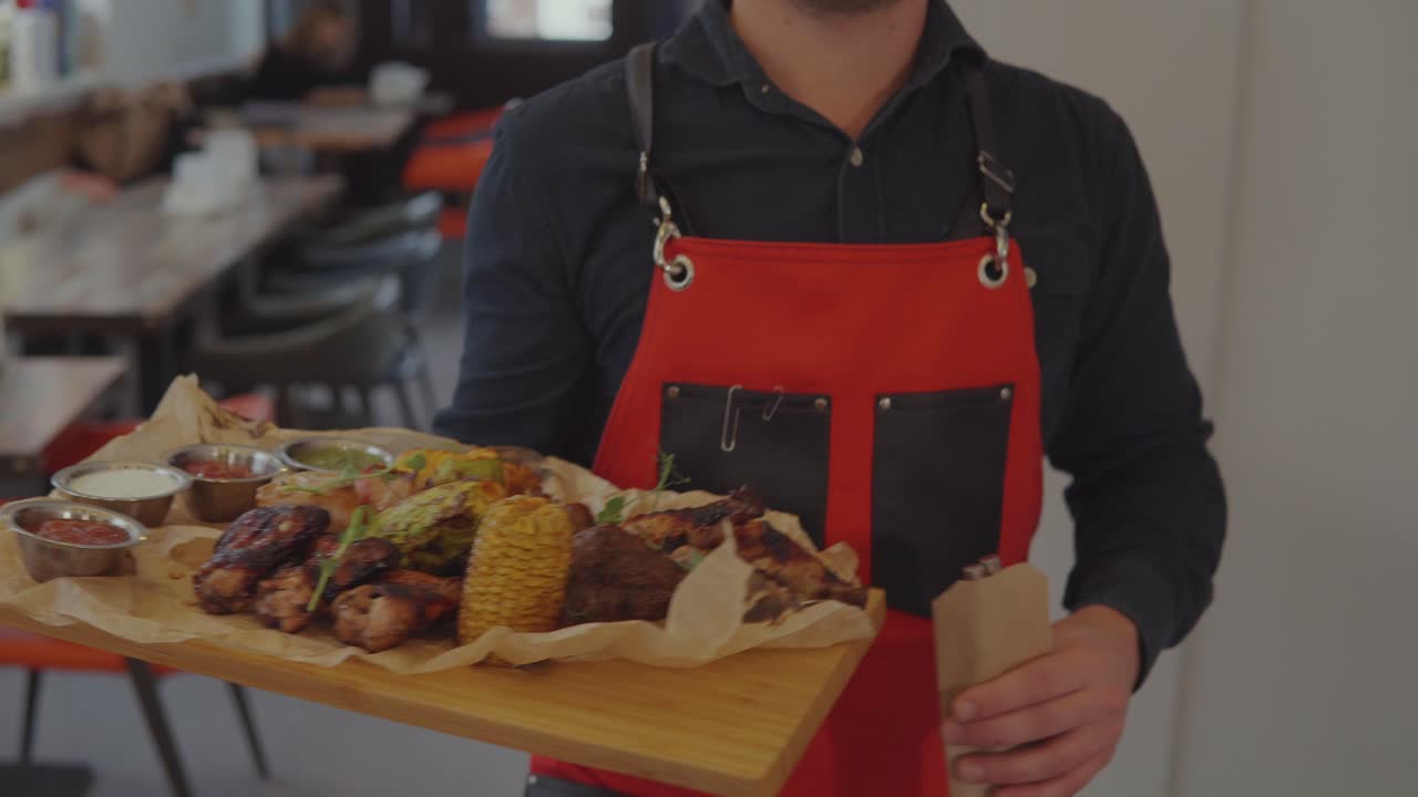 식당 에서 그릴 음식 을 제공 하는 웨이터