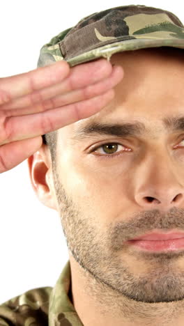 soldado saludando sobre fondo blanco