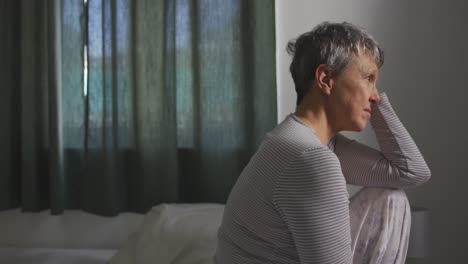 mujer mayor sola en casa