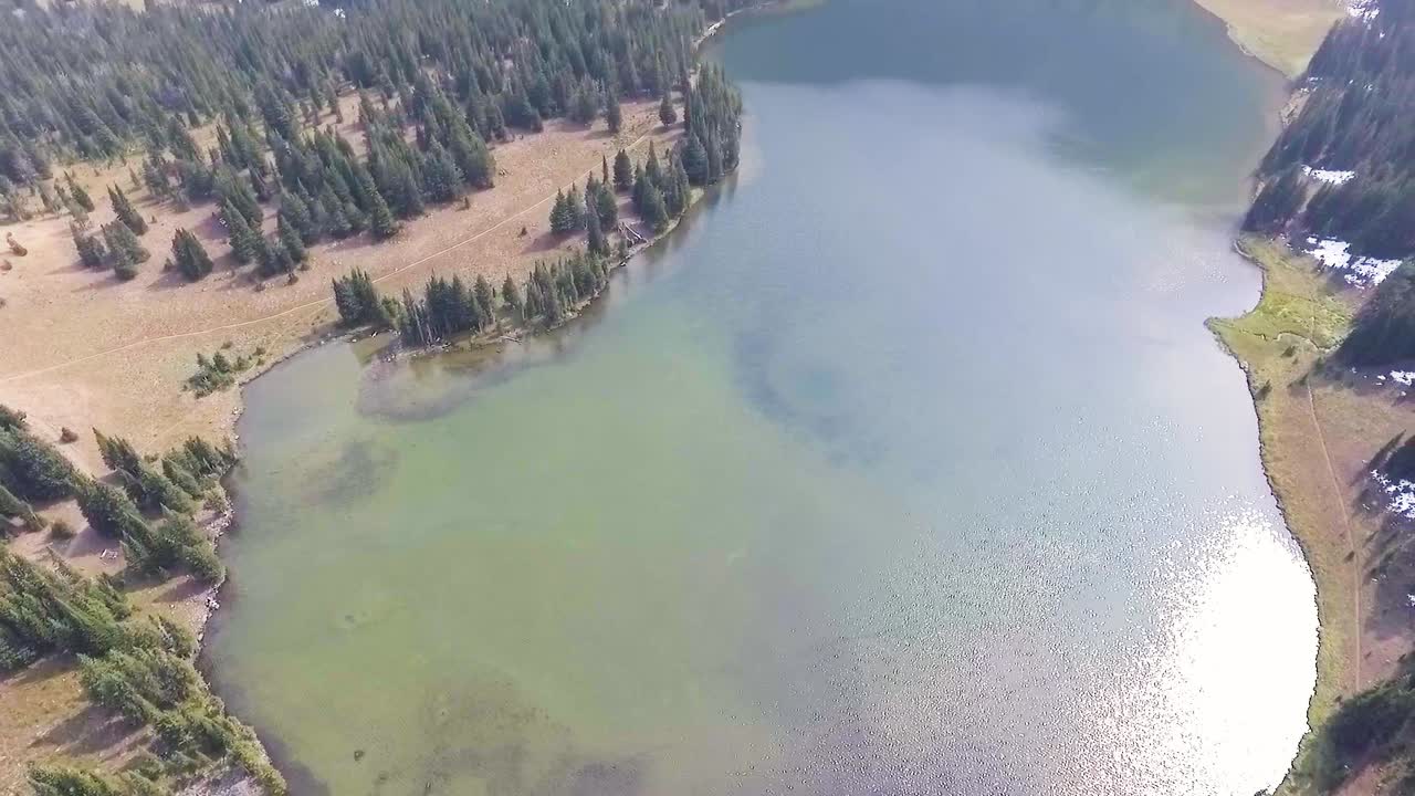 дрон наклоняется вверх, открывая полное озеро