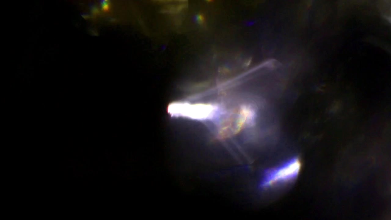 Sovrapposizioni astratte di perdite di luce e bagliori dell'obiettivo su sfondo nero
