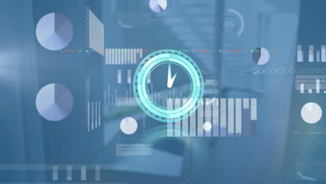 animación de reloj en movimiento y procesamiento de datos diversos en la oficina en segundo plano