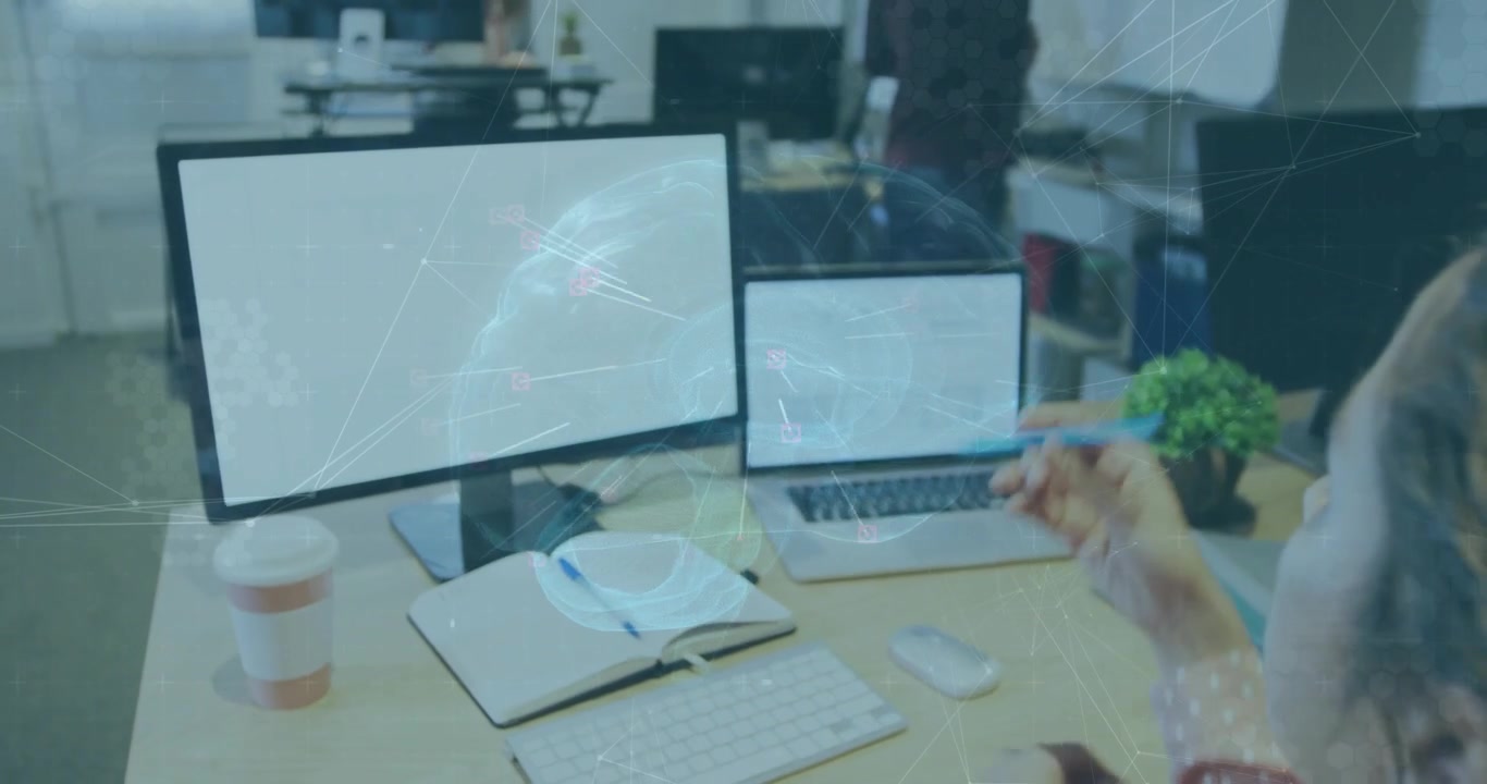 Mulher estudando monitores duplos e notebook, holograma aparecendo do início e iniciando análise tecnológica