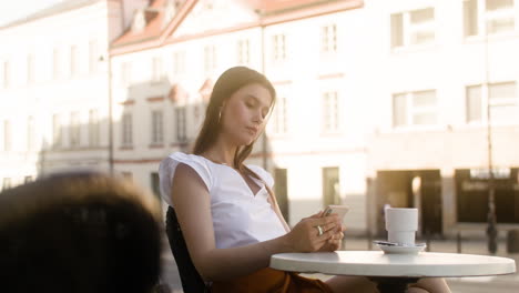 Junge-Modische-Frau-Sitzt-Draußen