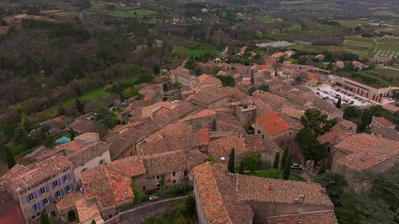 Vista aerea del vecchio villaggio di Bonnieux immerso nella campagna lussureggiante, Francia