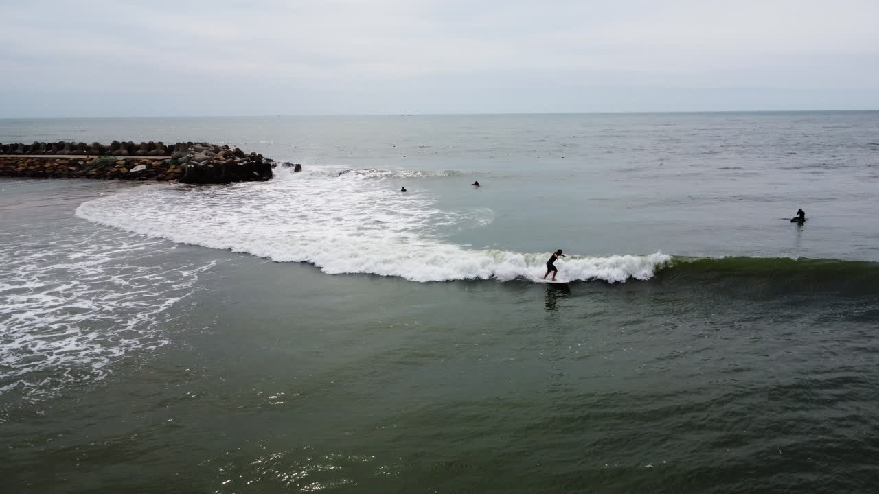 surfeando una ola lenta en el sur de vietnam cerca de la playa sea links