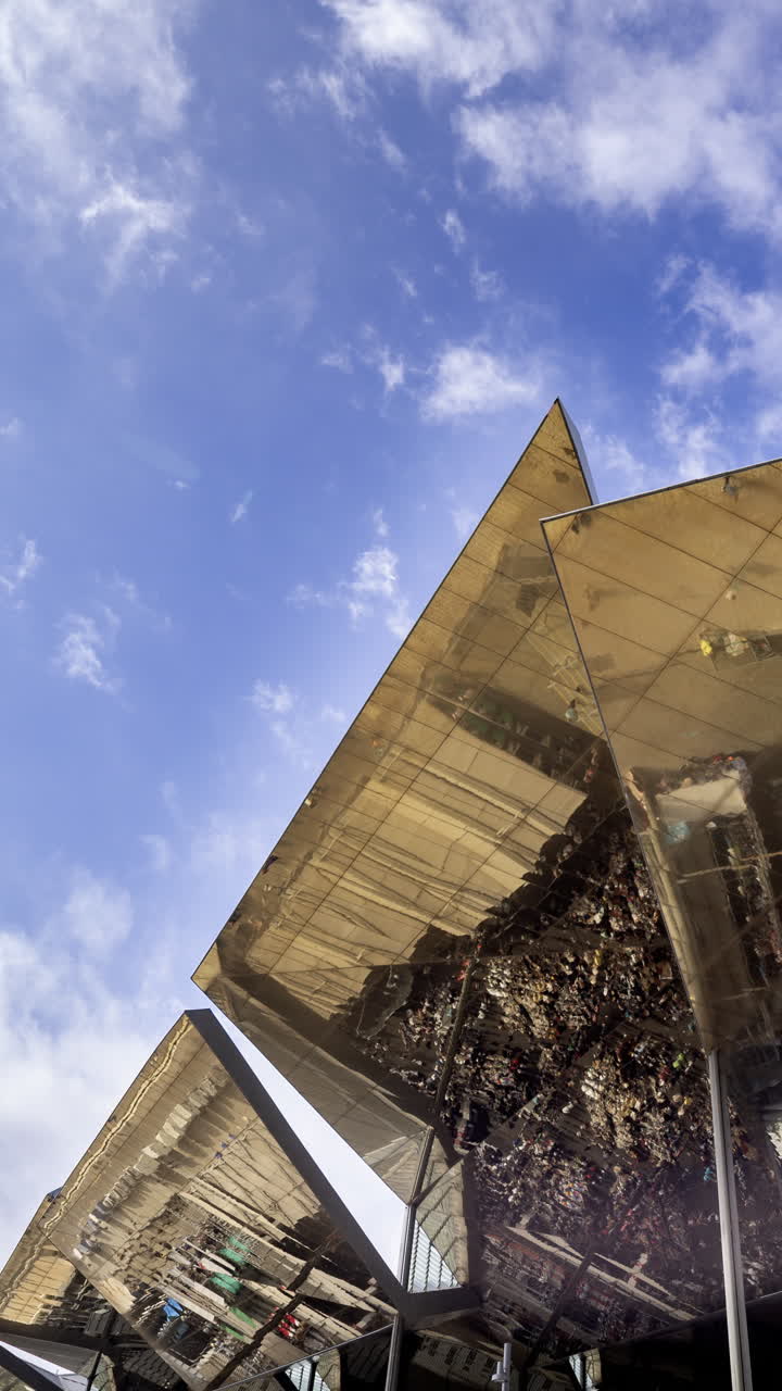 Timelapse del mercato dell'usato Encants con tetto riflettente dorato a Barcellona in verticale