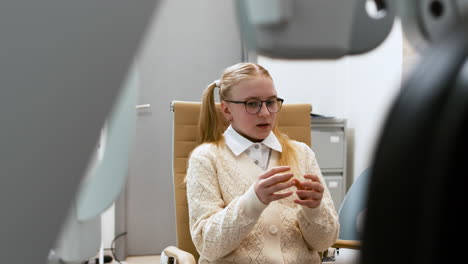 girl in the ophthalmologist