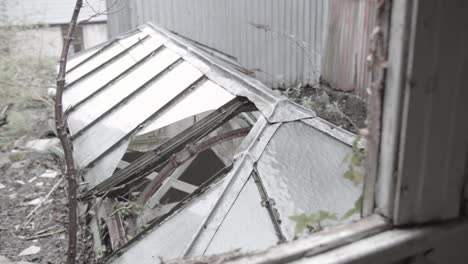 Fensteransicht-Zeigt-Zerbrochenes-Oberlicht-Apokalyptische-Ruine