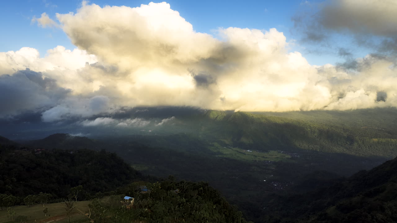 hiperlapso de nubes bajas que se mueven sobre el paisaje de bali en indonesia