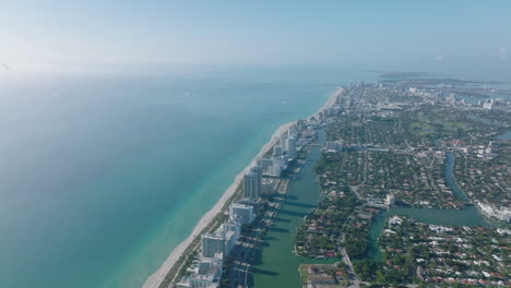 Imágenes-Panorámicas-Aéreas-De-La-Costa-Del-Océano-Con-Filas-De-Altos-Edificios-De-Apartamentos-A-Lo-Largo-De-La-Playa.-Miami,-Estados-Unidos