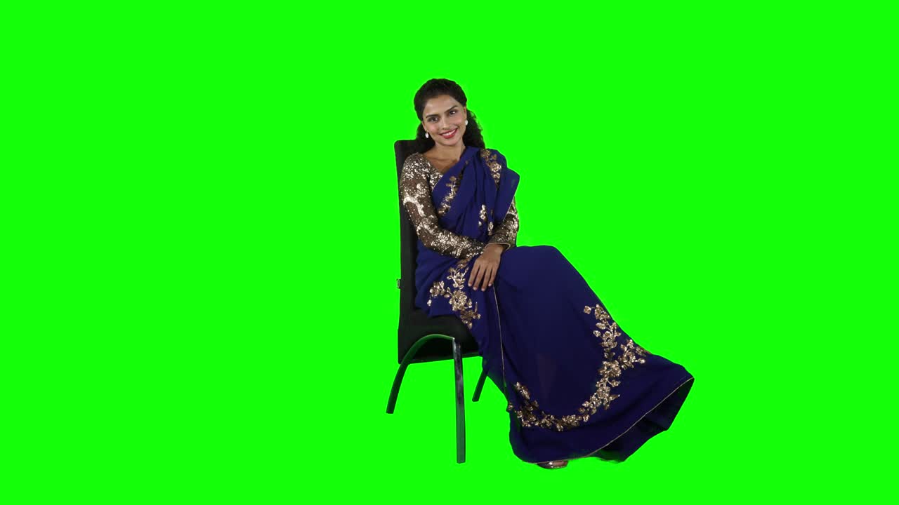 красивая индийская женщина сидит на стуле