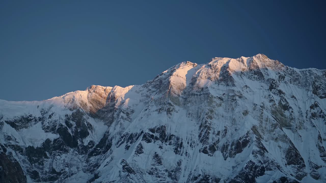 fondo de la cresta de montaña de invierno con espacio de copia, paisaje de la cresta de montaña nevada cubierta de nieve con nieve en el fondo de la naturaleza minimalista al anochecer en la hermosa última luz del sol al atardecer