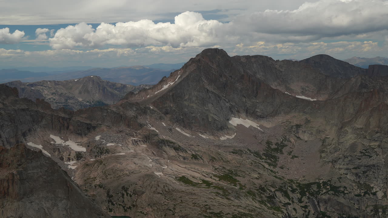 cima cinematográfica del parque nacional de las montañas rocosas colorado denver boulder estes parque 14er longs pico mirando hacia los picos indios nublado finales del verano paisaje dramático todavía