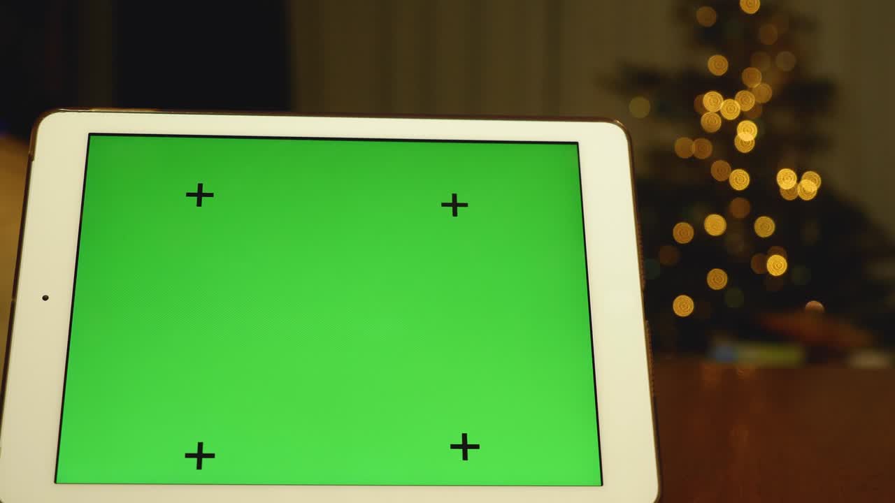 tableta de pantalla verde con la mano de una mujer